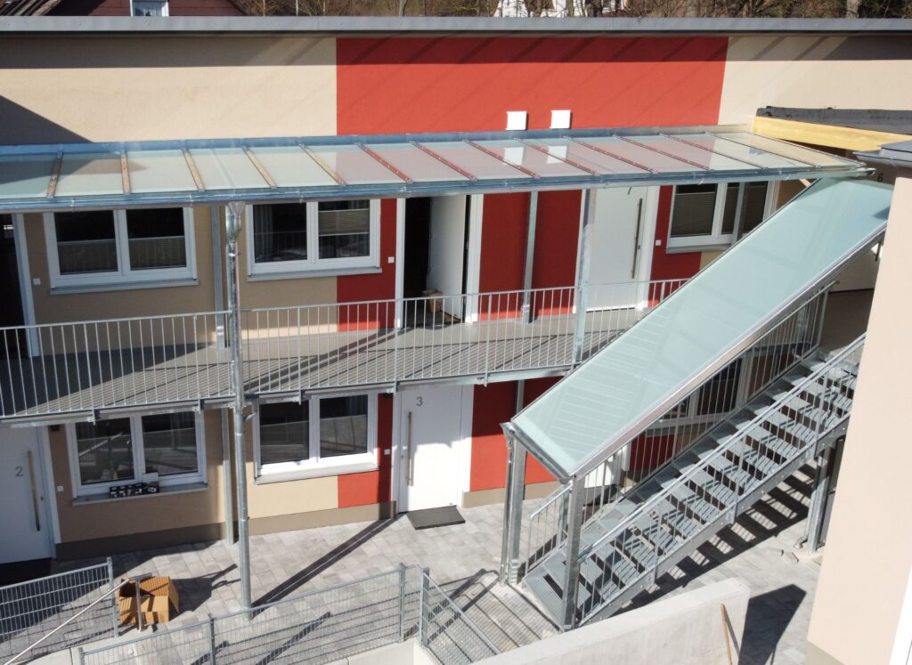 Laubengang mit Glasdach und treppe Stabgeländer verzinkt AVA Diele Terralu