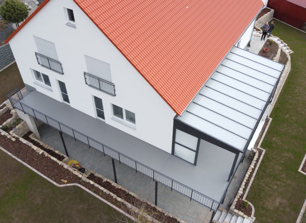 Balkon mit Glasdach und Treppe Stabgeländer verzinkt anthrazit AVA Diele Terralu