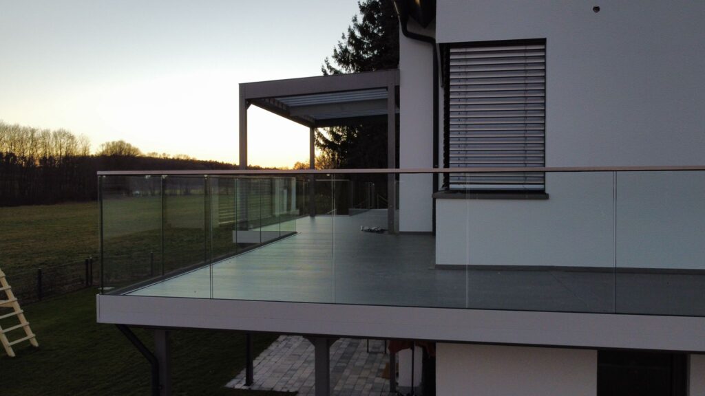 Balkon mit Treppe AVA Diele Terralu Nurglasgeländer Eleganza