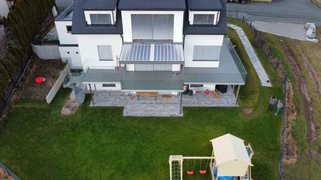 Balkon mit Treppe AVA Diele Terralu Nurglasgeländer Eleganza
