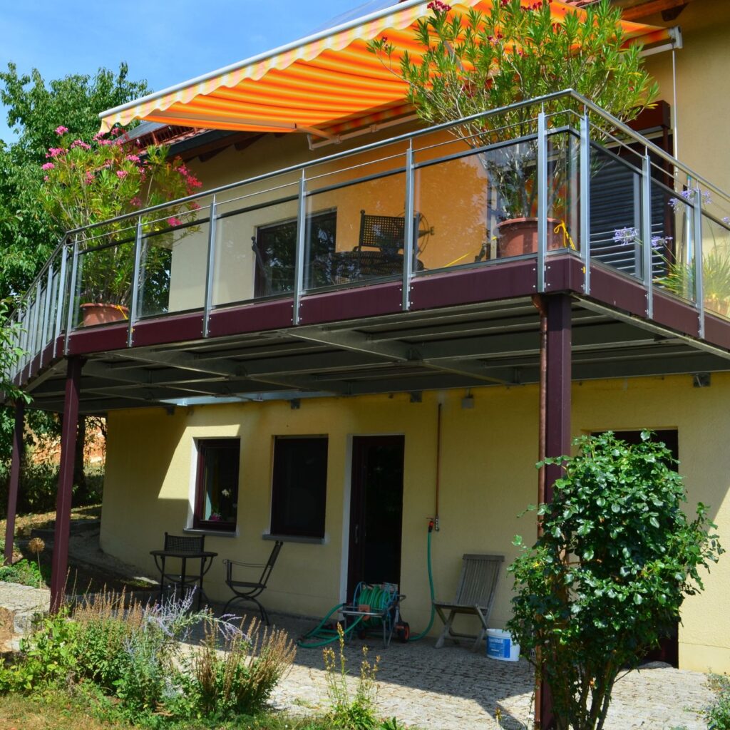 metallbau krauß Geländer verzinkt anthrazit edelstahl glas Ral farbe 7016 blech lochblech Edelstahlhandlauf Stahl das original Balkongeländer AVA Diele Terralu Stahlbalkon vorstellbalkon Stabgeländer Überdachung Glasdach Balkondach Balkon mit Treppe Gitterrost