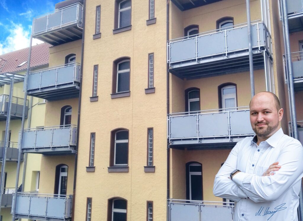 metallbau krauß Geländer verzinkt anthrazit edelstahl glas Ral farbe 7016 blech lochblech Edelstahlhandlauf Stahl das original Balkongeländer AVA Diele Terralu Stahlbalkon vorstellbalkon Stabgeländer Überdachung Glasdach Balkondach Balkon mit Treppe Gitterrost