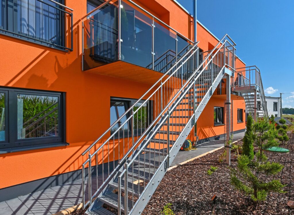 Treppe Stahl verzinkt Gitterrost Balkon Glas schwarz