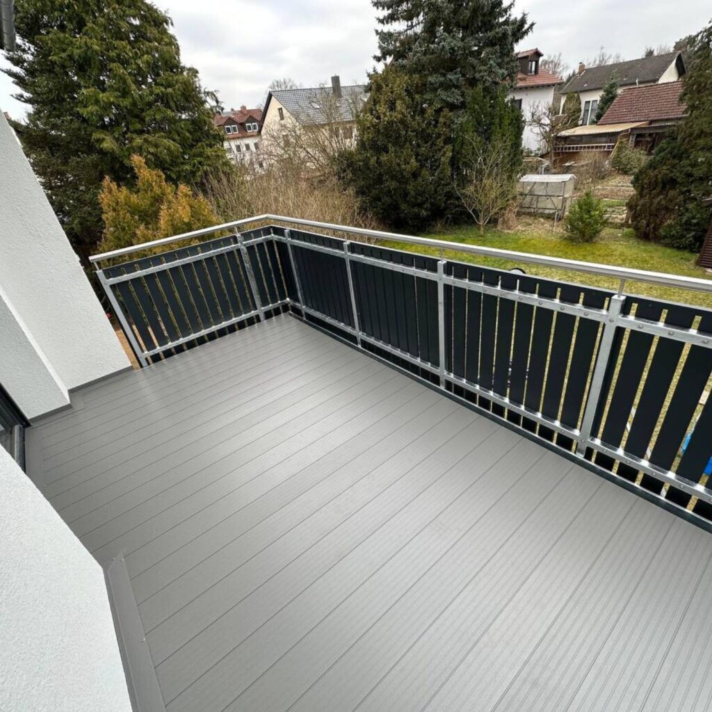 Balkon mit AVA Diele TerrAlu