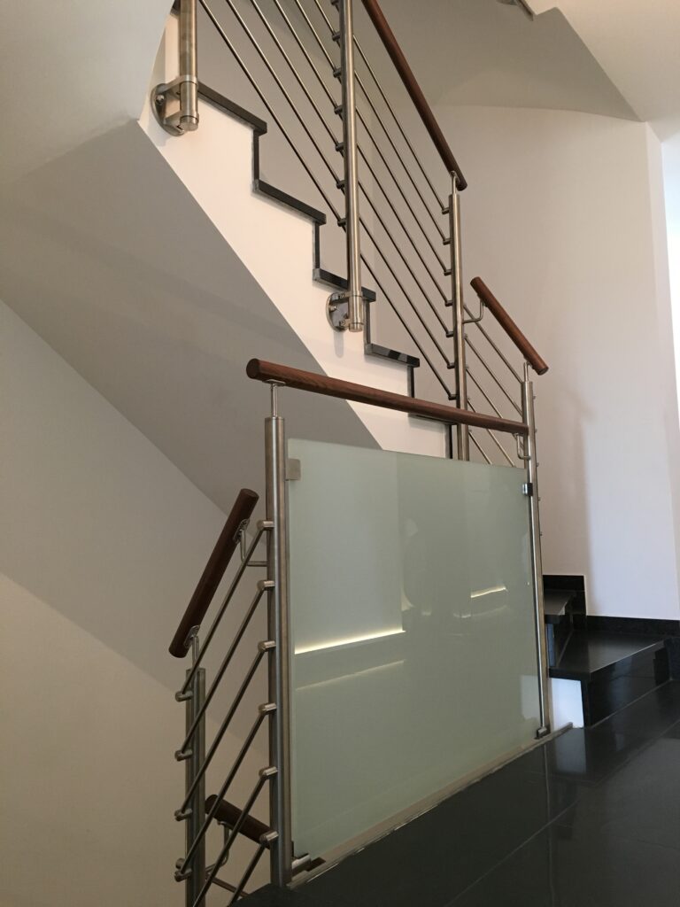 Innengeländer Edelstahl Holzhandlauf