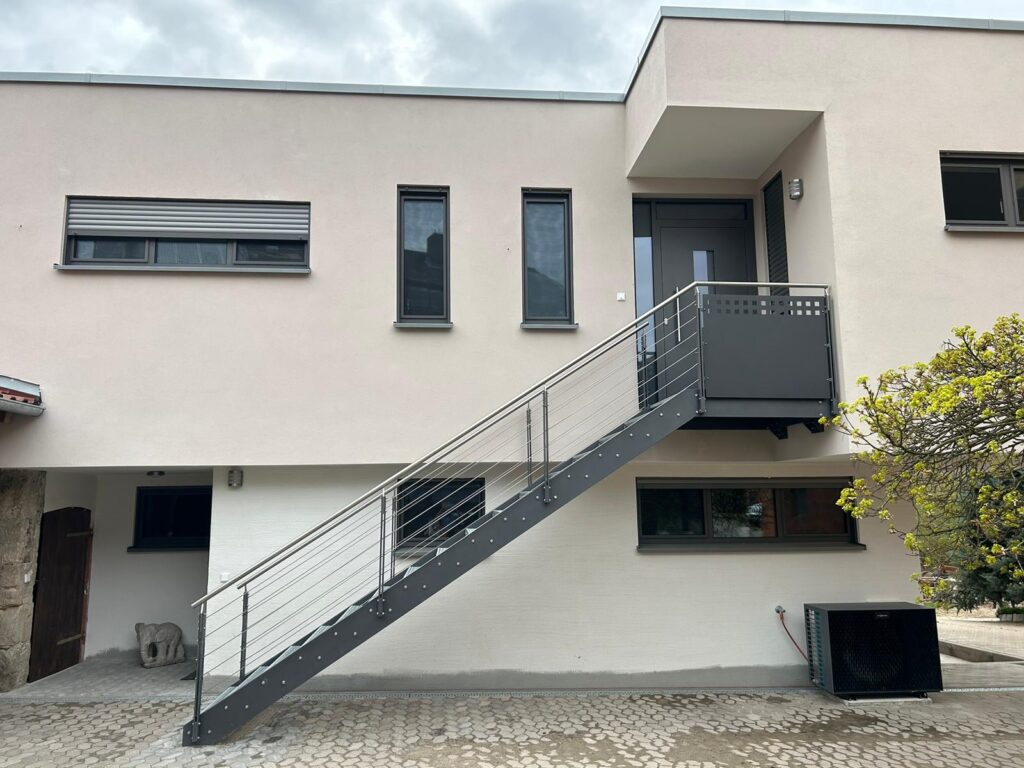 Stahltreppe Podest anthrazit