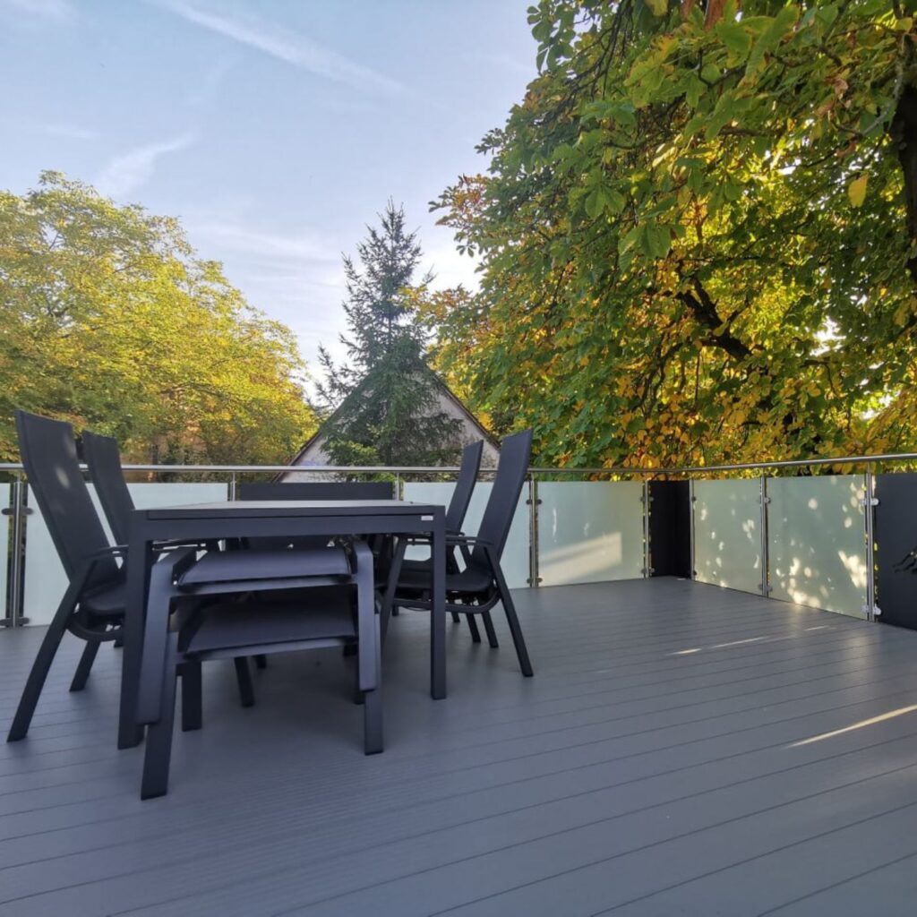 Edelstahlgeländer mit Glas und Lochblech